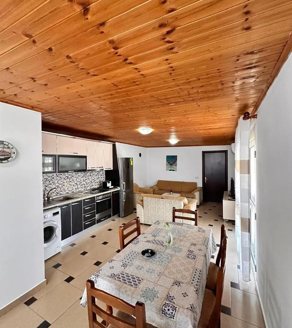 Open Balcony Apartment دراس